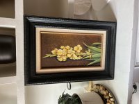 Bodegón clásico, con planta con flor amarilla